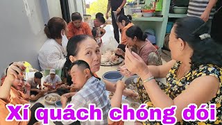 Đội ngũ bếp và phụ bếp ăn xí quách chống đói/ Thôi Nôi bé Sữa ấm áp tình thương.