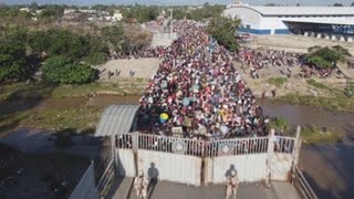 Un agitado día de mercado en la frontera dominico-haitiana
