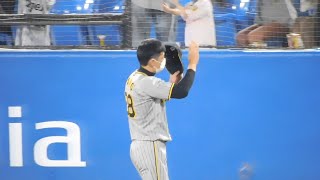 遠慮気味にファンの声援に応える阪神タイガース矢野監督