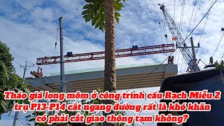 Tháo ráp giá long môn cẩu trượt 2 đầu ở công trình cầu Rạch Miễu 2 trụ băng qua lộ quá khó