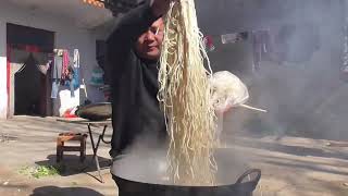 一包鸡爪,一大盆葱油拌面,农村小伙中午吃饭,再喝二两小酒,这饭量