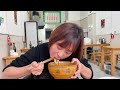 qiumei went to the street and invited her younger brother to eat glutinous rice noodles