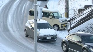 平地でも積雪　路線バスは運転見合わせ　スリップ事故相次ぐ　小中学校は臨時休校　雪合戦を楽しむ姿も　福岡