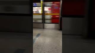 倫敦地鐵：Jubilee Line 列車抵達Westminister Station