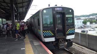 たくさんの乗客が降車していく鹿島神宮駅に到着したばかりの鹿島線下りE131系