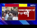 jhansi medical college fire news live मृत और घायल बच्चों के परिजनों ने गुस्से में किया चक्काजाम