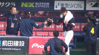 宮城が紅林のグローブを渡してあげるかと思いきや…宮城のイタズラが炸裂！