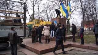 23.02.2014 - Баранівка - демонтаж пам'ятника Леніна - black version