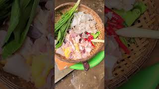 របៀបធ្វើស្ងោរជ្រក់សាច់មាន់ជាមួយផ្សិត/khmer food yummy