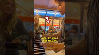 This girl starts to sing in the restaurant, EVERYONE WAS SHOCKED 😱