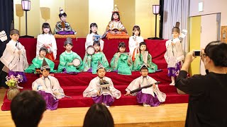 ひな壇ですまし顔　札幌大谷幼稚園で生きびなさま