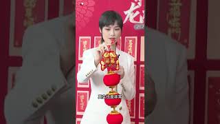 #李宇春唱歌送祝福 #李宇春去东方春晚 #李宇春 幕后抽红包的环节，抽到清唱一首带“龙”字的歌曲挑战，《唐人街》立刻送上，开口瞬间年味就来了！#东方卫视春晚#shorts