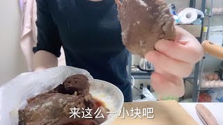 酱牛肉下酒，一口肉一口酒，牛肉越嚼越香，小姐姐吃的真馋人