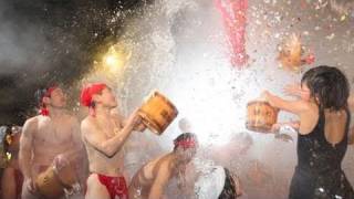 お祝いだー　八ツ場ダム地元、川原湯温泉で湯かけ祭り