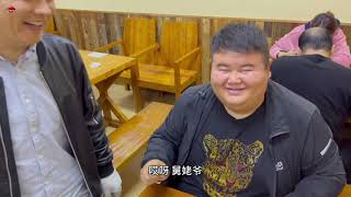 山东青岛有个200万粉丝的饭店老板，网红拌肘子引来300多斤壮汉