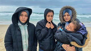 The first moments before the sea waves sweep away the tents of the displaced on the Gaza beach