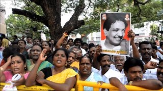 Thousands hold vigil for idolised Indian politician