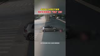 电动自行车闯红灯被撞，救护车恰好路过“光速”接诊