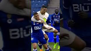 Cristiano Ronaldo le hace llave al cuello a jugador del Al-Hilal 😂