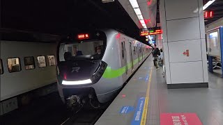 442次樹林發車開往台東的EMU3000型十二輛編組EMU3009皮蛋豆腐騰雲號紅色帶新城際自強號列車，和2033次七堵發車經由海線開往彰化的銀綠色微笑號EMU900型十輛一編組EMU910區間快車