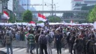 Protesters mass at Jakarta barbed wire barricade