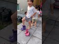 【子供がいっぱい】長靴に水を溜めて足を入れると気持ちいい【双子の育児日記】 6歳児 3歳5ヶ月 1歳9ヶ月