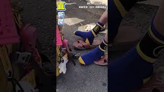 暖心畫面曝！心疼裹繃帶阿伯進香跛行　長髮正妹「雙膝跪地」幫換新襪#shorts│政常發揮