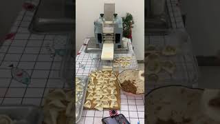 全自動餃子云吞皮製造機體積小巧操作簡單。Automatic dumpling wonton wrapper making machine