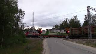 VR T 5020 passed MURTOMÄKI (km 0613+0398) level crossing @ Kajaani, Finland