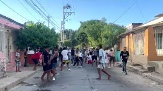 A palo, piedras y machetes se enfrentan jóvenes en Santa Marta