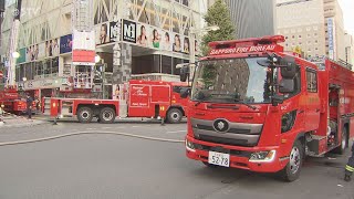 逃げ遅れの女性を屋上で救助　札幌･すすきのの9階建てビルで火事　外のごみ集積場燃え方激しく