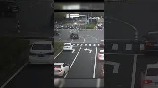 孩子从车窗跌落，后车压住实线挡住车流。关键时刻，看到他们纷纷下车的这一幕，感动！