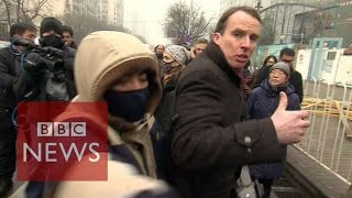 How to report while being manhandled by security in China - BBC News