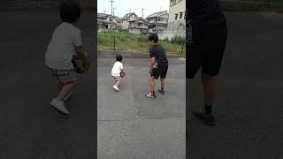 とても仲良し❢兄弟で遊んでます⚽ #次男 #三男 #子供 #サッカーボール #遊ぶ