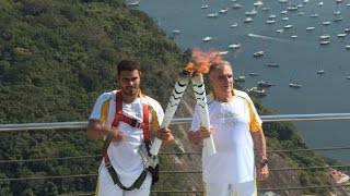 La antorcha olímpica recorre un Rio de Janeiro en protesta