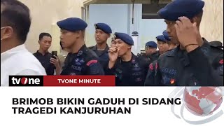 Puluhan Brimob Ramai-Ramai Teriak di PN Surabaya | tvOne Minute