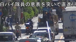 ピンクナンバーのライダーさんが白バイ隊員の見ている目の前で違反して止められた瞬間