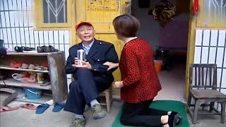 84歲老父親偷偷再婚，女兒下跪索要房產，父親：你想得美！