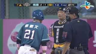 20130719 CPBL 猿 V.S 象 7上 陳智弘準確傳球抓到偷跑二壘的林智平