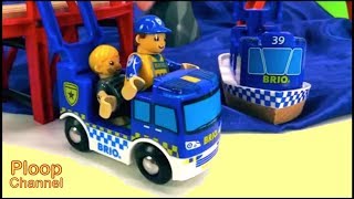 TOY TOWN - BRIO Police stop a GOLD ROCK Robber! Brio toys videos for kids with Toy Railway Trains
