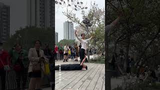 【磊菲帶妳看世界】觀眾：我去！這是真專業！每個動作行雲流水！#臺上壹分鐘臺下十年功 #真功夫 #原創 #護外 #shorts