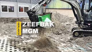 MGM VS2-50 zeefbak aan een 2tons JCB 8020 graafmachine  |zeven van tuingrond voor grasbetontegels|