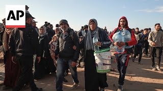 Palestinians continue to cross into northern Gaza by foot