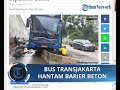 bus transjakarta menabrak pembatas jalan bagian depan tampak ringsek