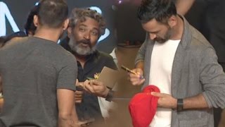 Dhoni Signing Autographs To His Fans @ MS Dhoni Telugu Movie Audio Launch | TFPC