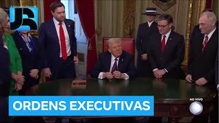 Logo após a posse, Donald Trump assina dezenas de ordens executivas