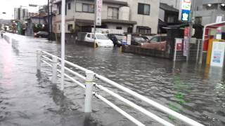 大雨洪水警報／名古屋 西区アッという間に道路冠水！〜川に成ってるよ！