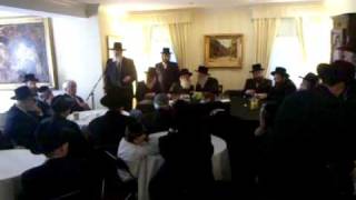 Rabbi Weinberger introducing the Munkatcher Rebbe