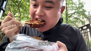 在上海巨鹿路上吃“长脚盒饭”踩着小木凳，趴在窗户上选菜，这“铁窗盒饭”的感觉太奇妙了！#盒饭 #快餐 #路边摊美味 #本帮菜 #老上海味道