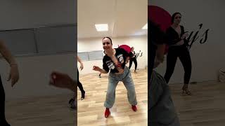 Sintiendo el ritmo con Yas | Farray's International Dance Center